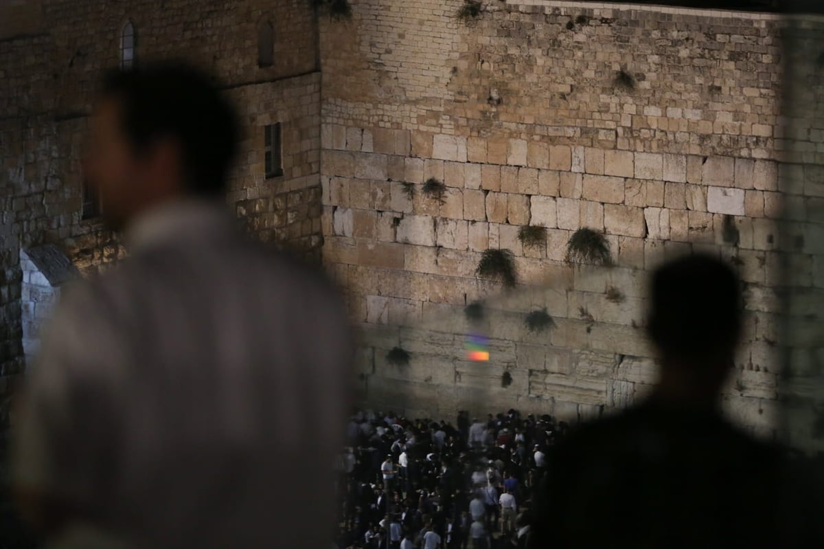 מבט מלמעלה: האבל על חורבן הבית, בכותל