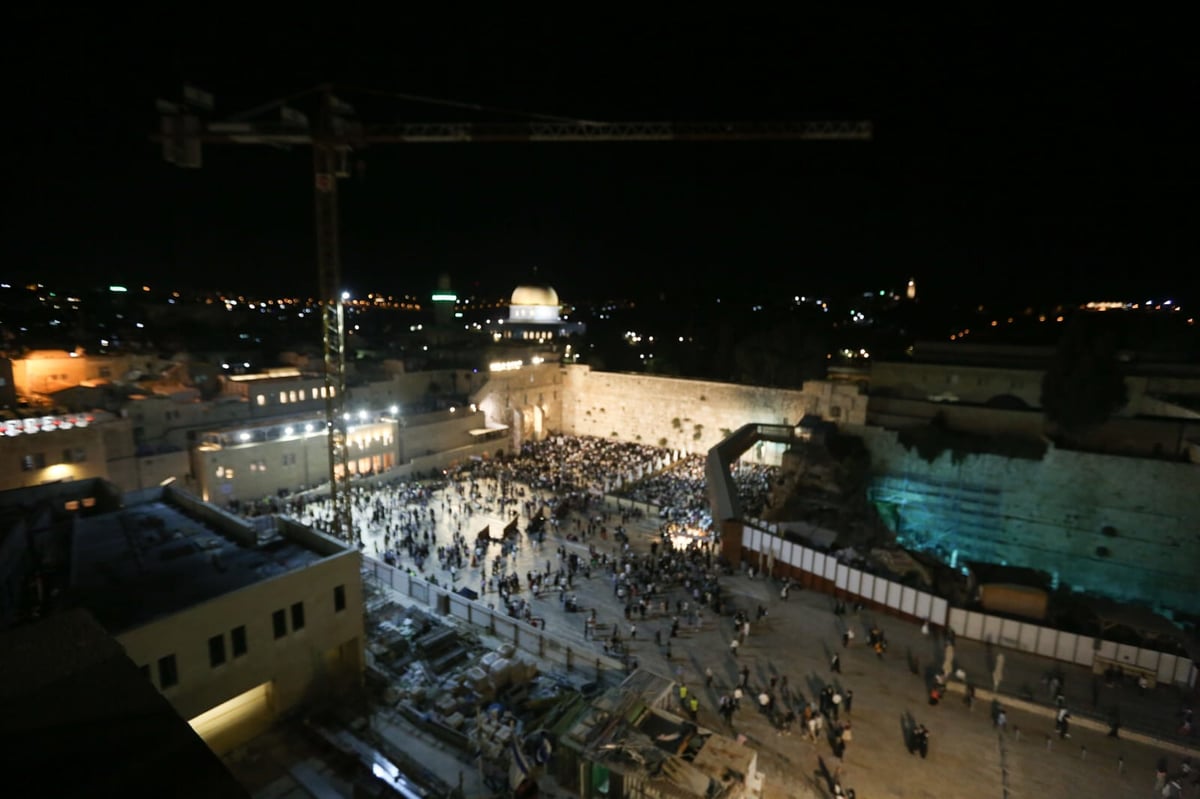 מבט מלמעלה: האבל על חורבן הבית, בכותל