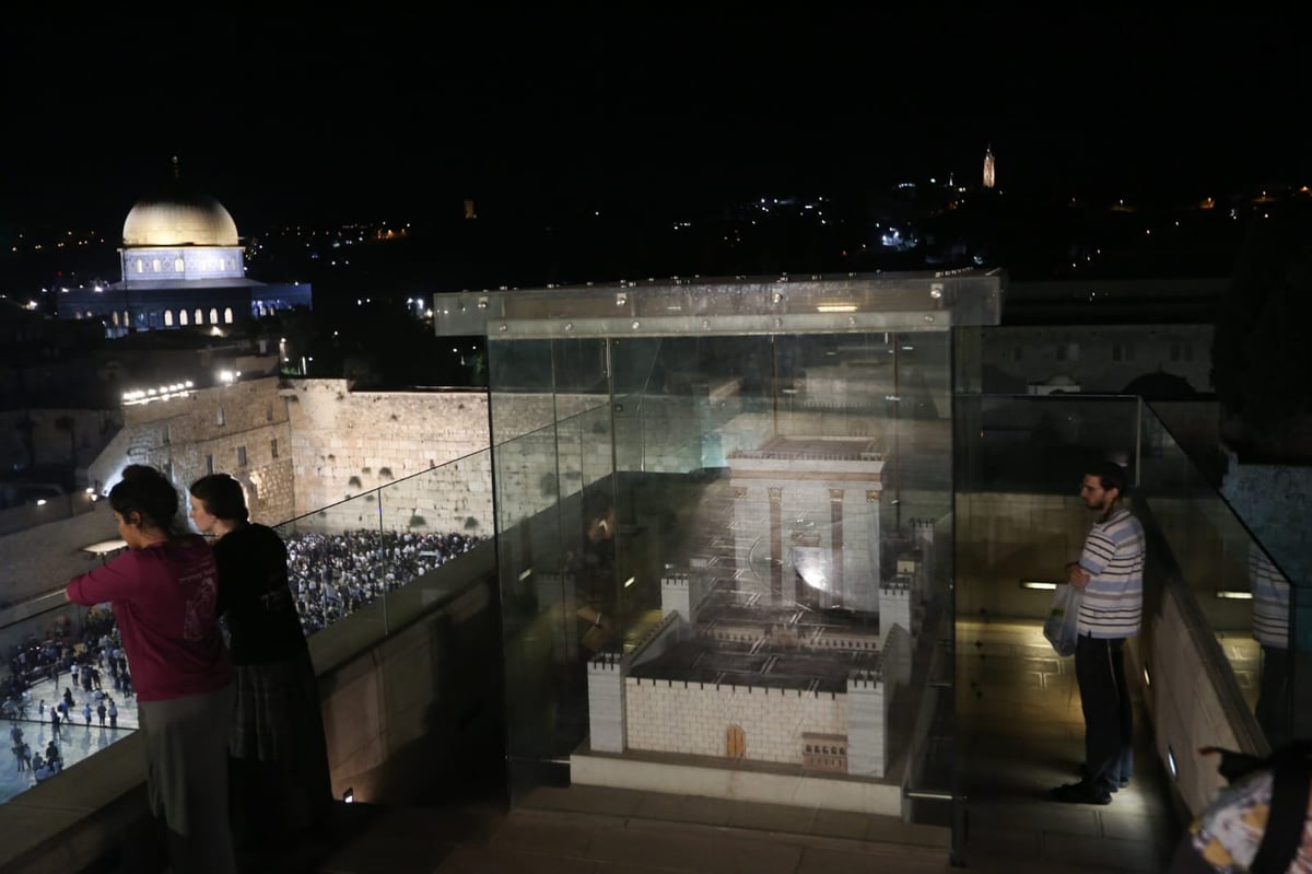 מבט מלמעלה: האבל על חורבן הבית, בכותל