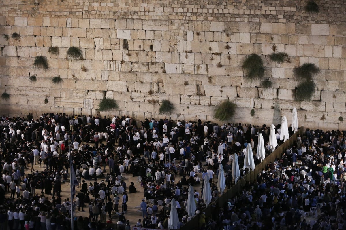 מבט מלמעלה: האבל על חורבן הבית, בכותל