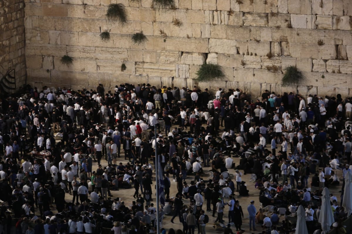 מבט מלמעלה: האבל על חורבן הבית, בכותל