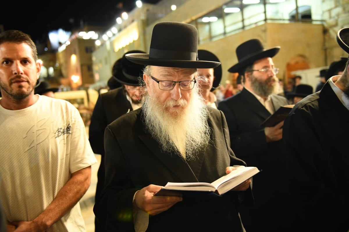 צאת הצום ברחבת הכותל המערבי • גלריה