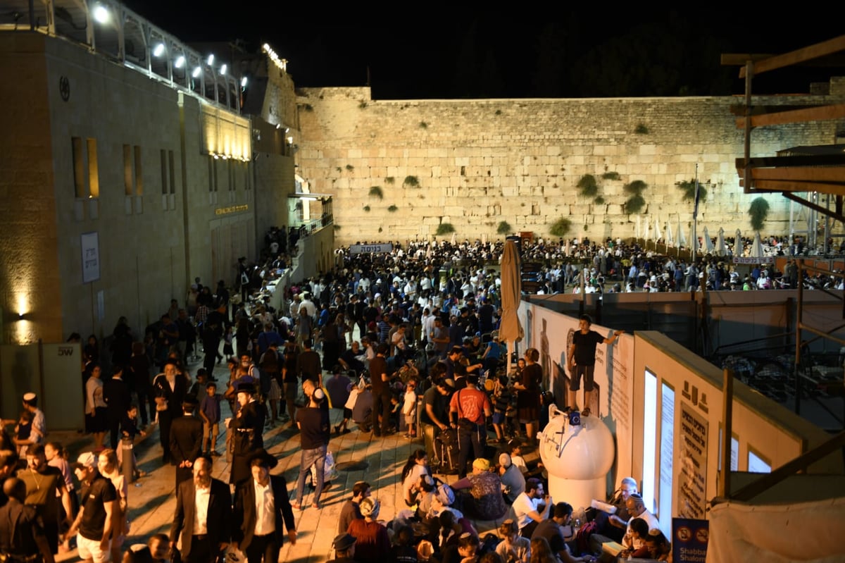 צאת הצום ברחבת הכותל המערבי • גלריה