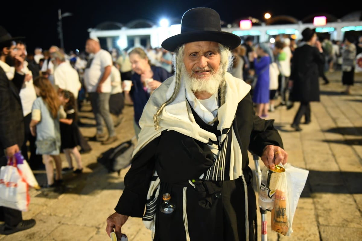 צאת הצום ברחבת הכותל המערבי • גלריה