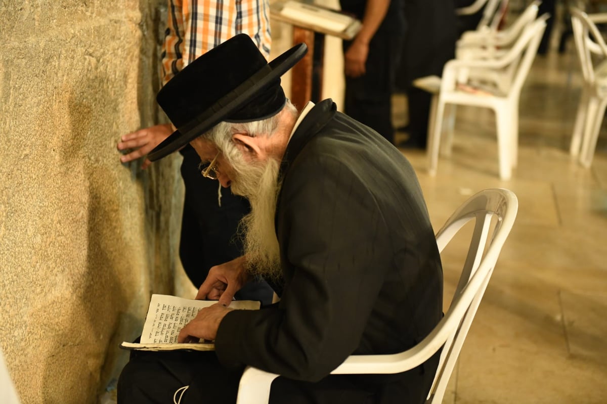 צאת הצום ברחבת הכותל המערבי • גלריה