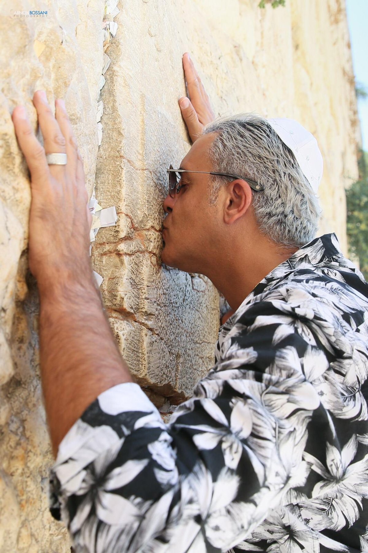 עם טלית ותפילין: הזמר קובי פרץ התפלל בכותל