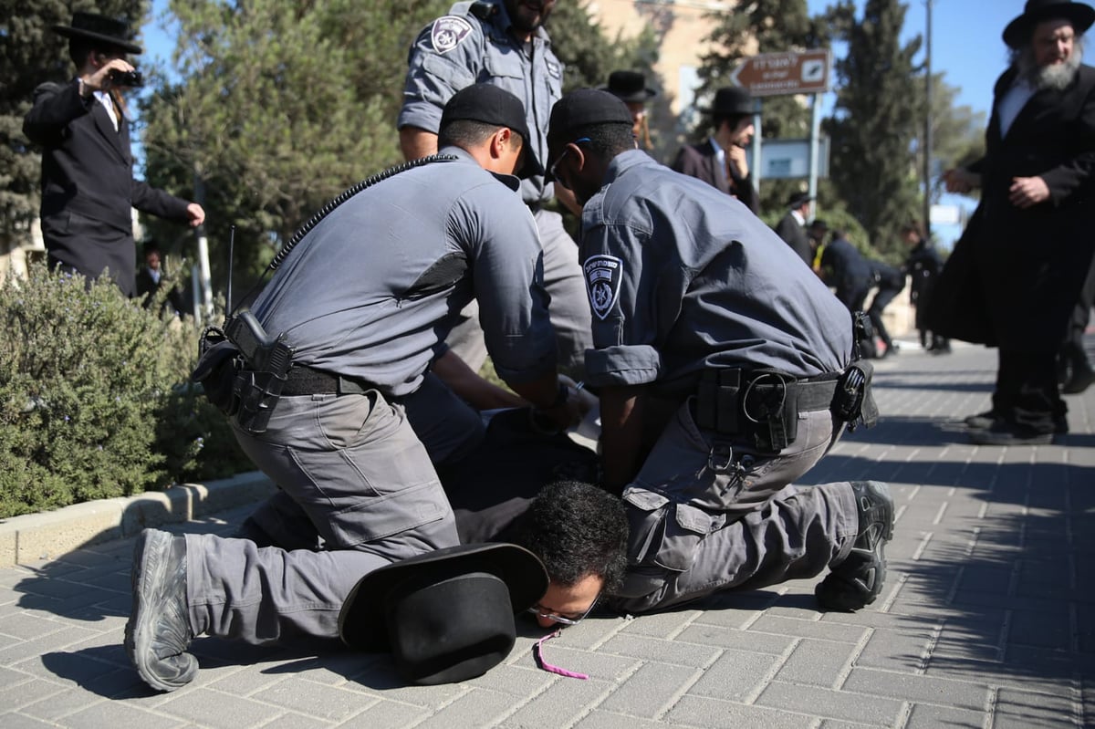 זקני ירושלים צעדו בתוך כלובי ברזל; הצעירים חסמו כבישים