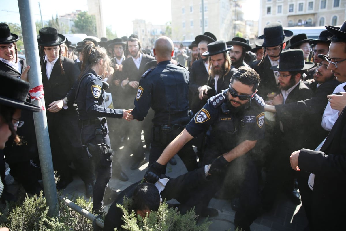 זקני ירושלים צעדו בתוך כלובי ברזל; הצעירים חסמו כבישים