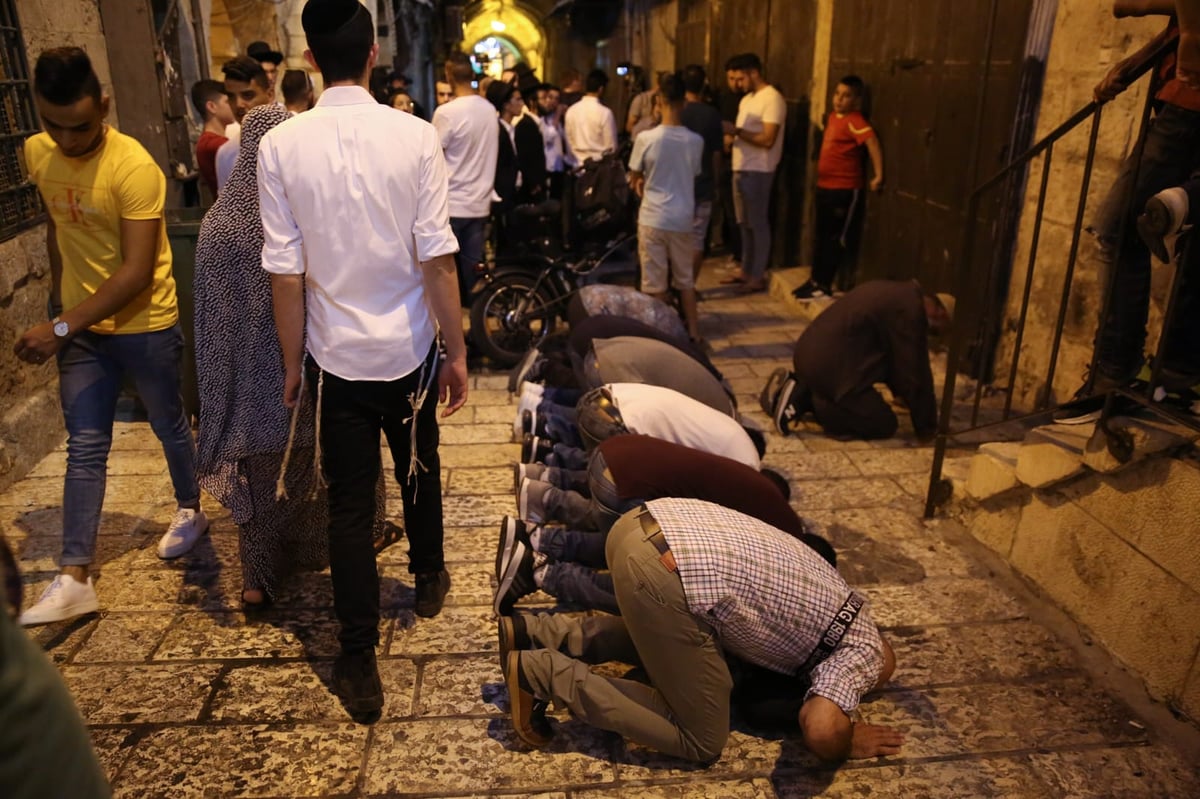 הפיגוע בירושלים: כך המחבלים התנפלו על השוטר, דקרו - ונוטרלו