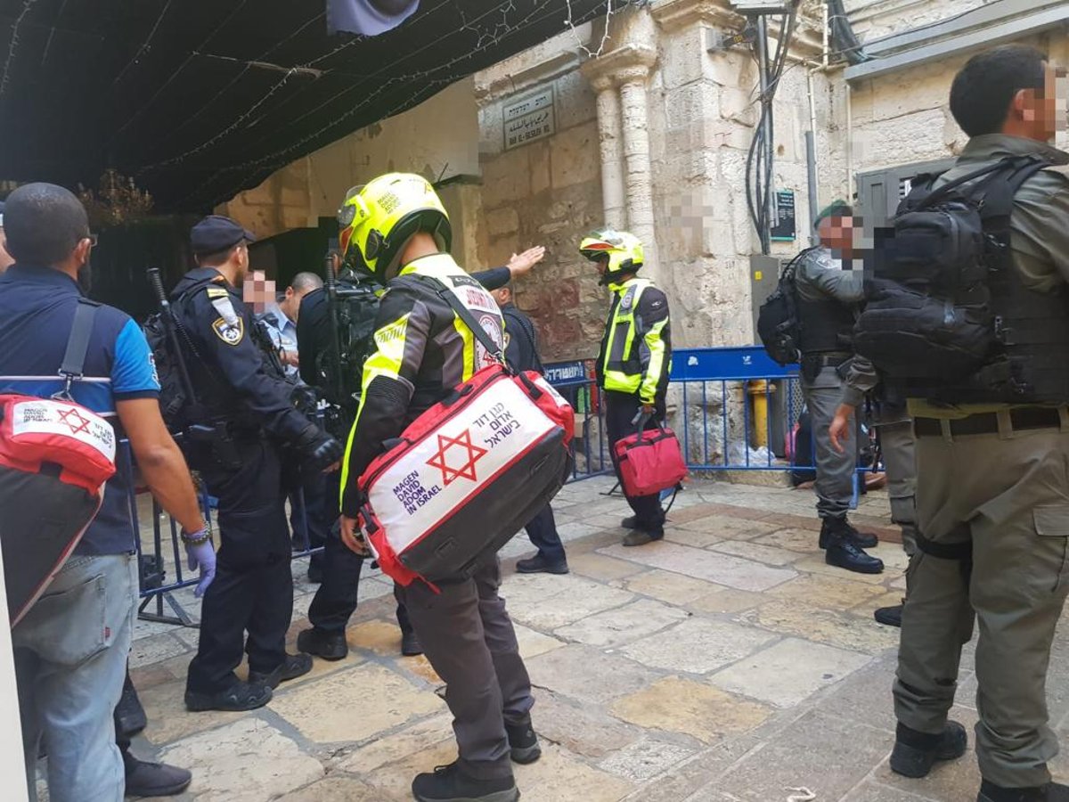 פיגוע דקירה: שוטר נפצע; שני מחבלים נוטרלו