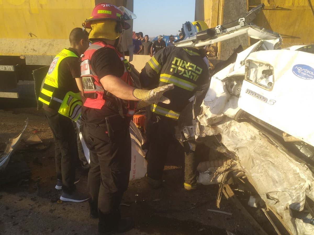 הרוג ותשעה פצועים בהתנגשות משאית ו-3 כלי רכב