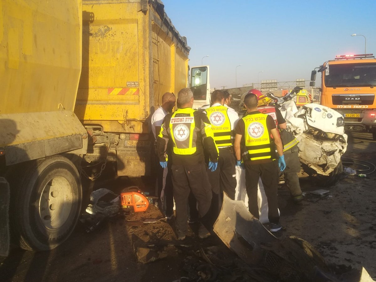 הרוג ותשעה פצועים בהתנגשות משאית ו-3 כלי רכב