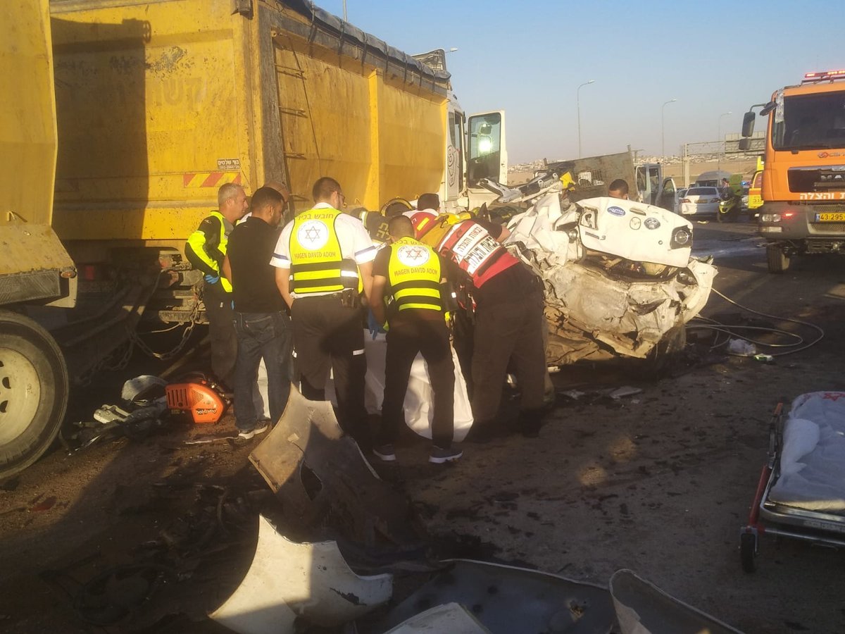 הרוג ותשעה פצועים בהתנגשות משאית ו-3 כלי רכב