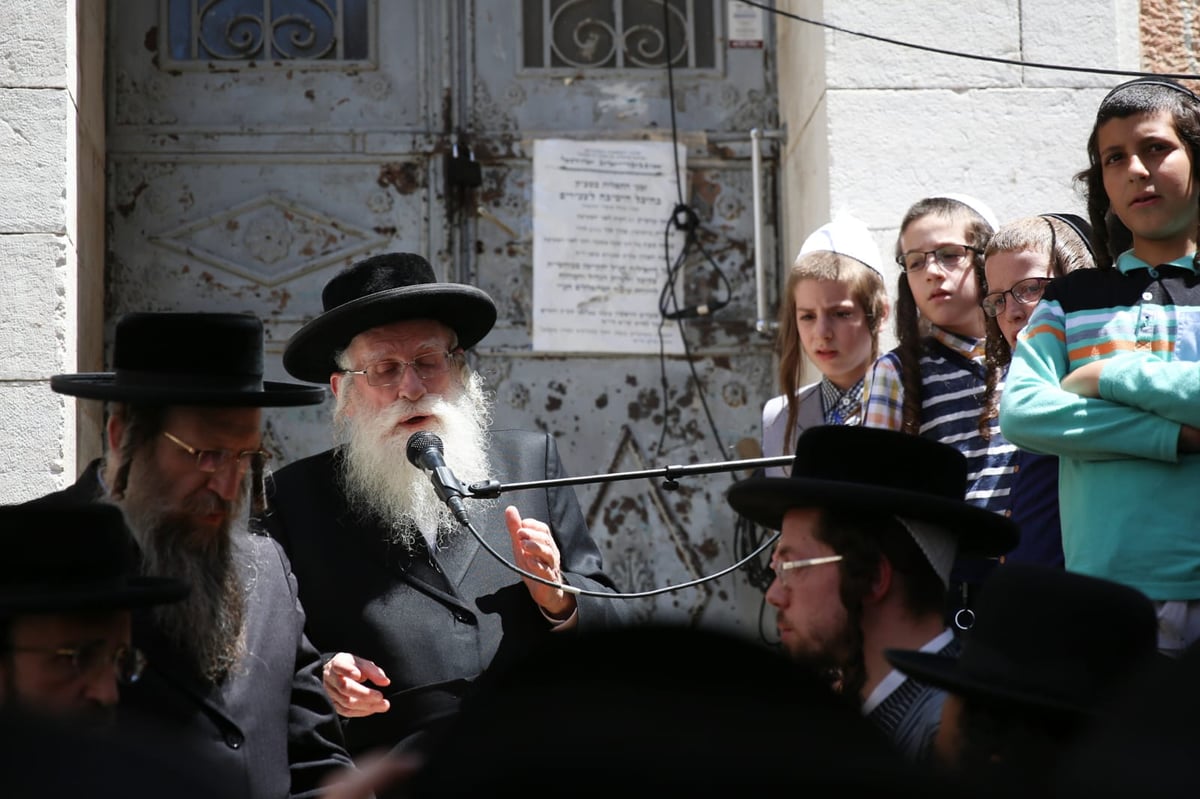 בהלווית ידידו הגרמ"א שיינברגר: גאב"ד 'העדה' מירר בבכי