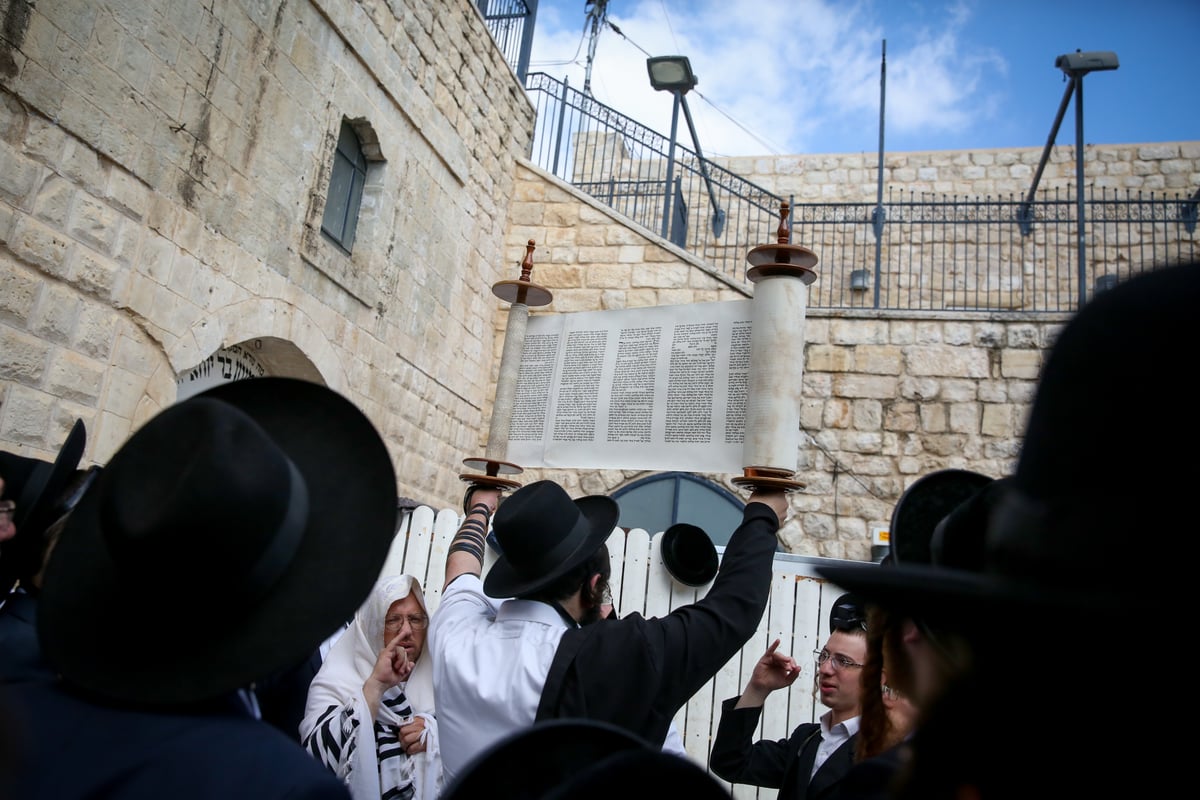 תמונות: כך נראה בין הזמנים בקבר הרשב"י