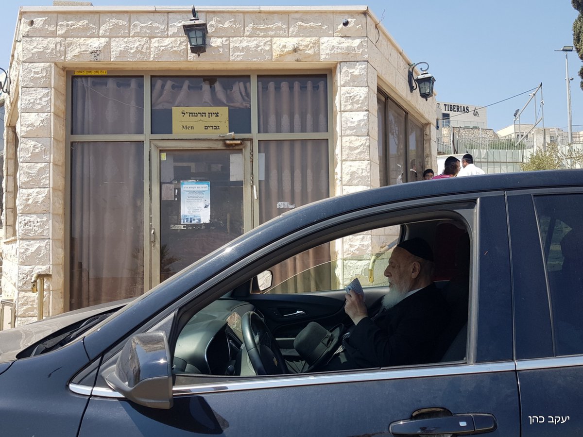 ראש הישיבה הגר"ש כהן בתפילה בקברי הצדיקים. צפו