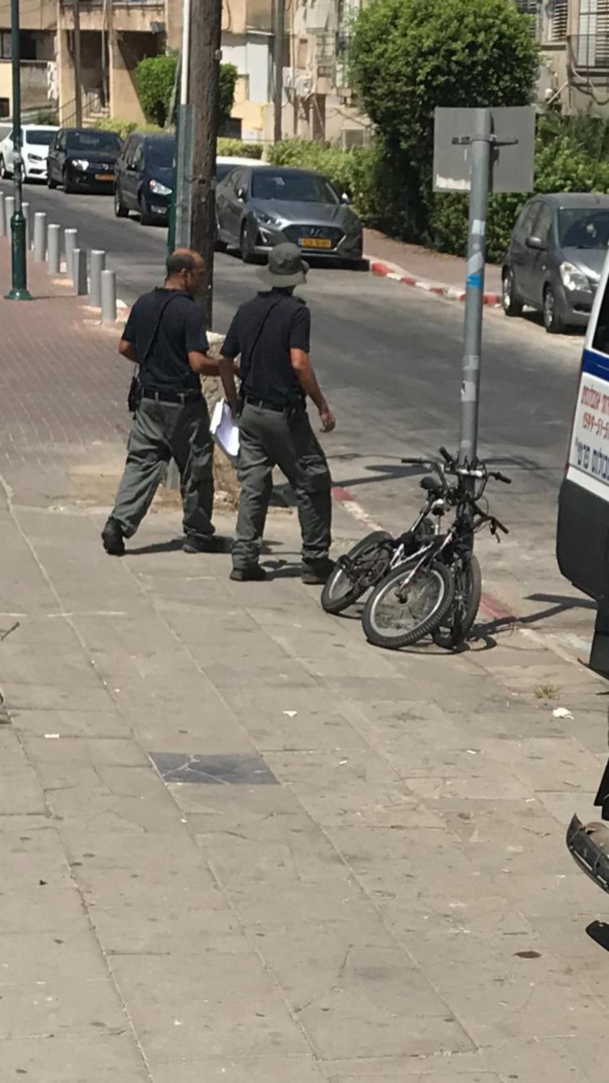 המטען והירי בבני ברק: האברך המאוים והחוקרים - בזירה