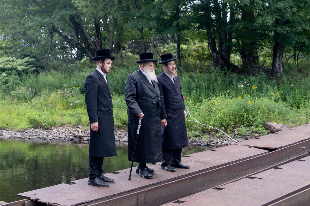 האדמו"ר מקוסוב ויז'ניץ בנאות דשא בארה"ב