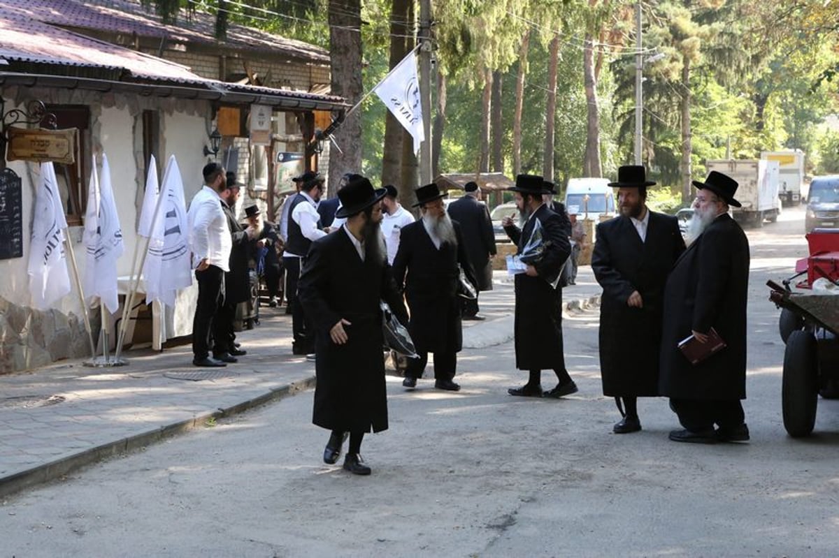 מרגש: האדמו"ר מויז'ניץ סנדק באוקראינה