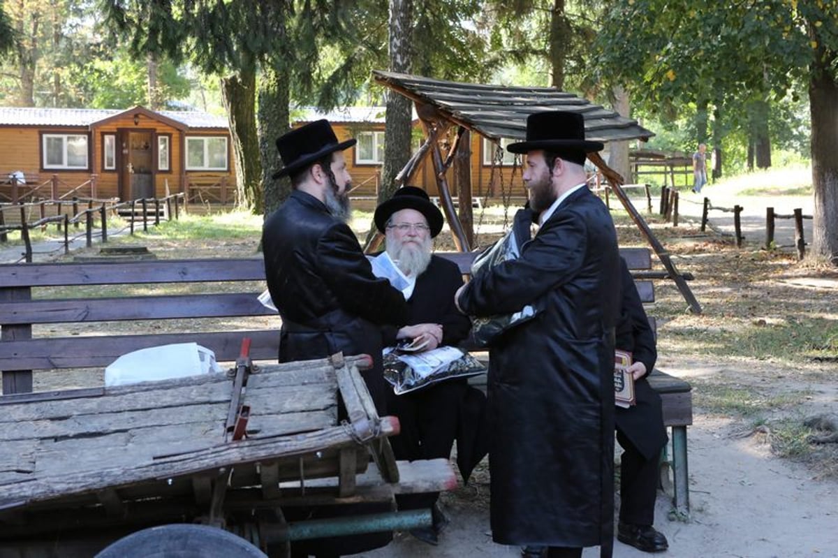 מרגש: האדמו"ר מויז'ניץ סנדק באוקראינה