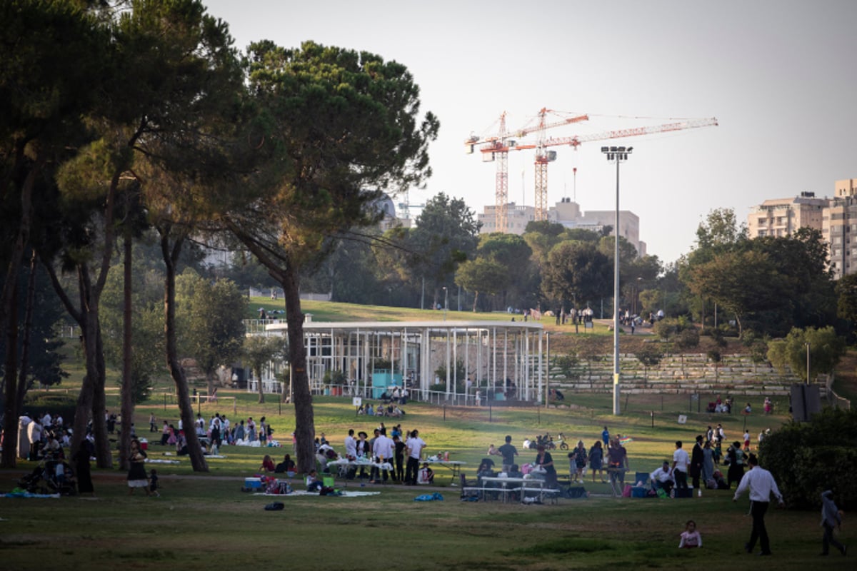 חרדים נופשים בגן סאקר