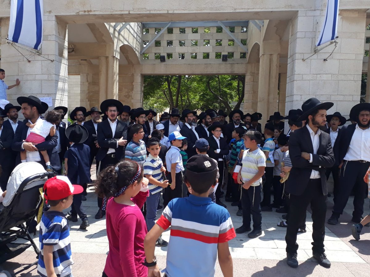 הילדים החרדים שנזרקו לרחוב הפגינו בספרא: "אין לנו מבנה"