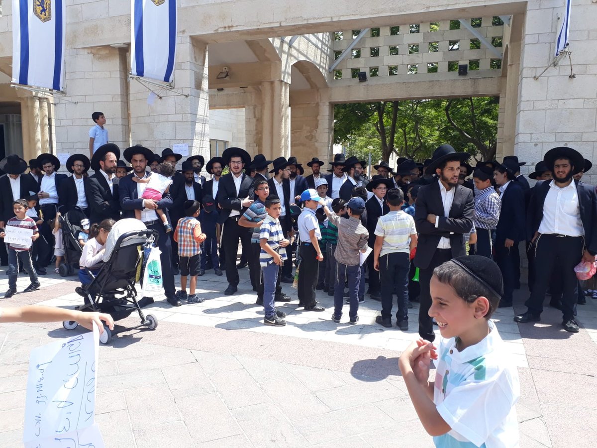 הילדים החרדים שנזרקו לרחוב הפגינו בספרא: "אין לנו מבנה"