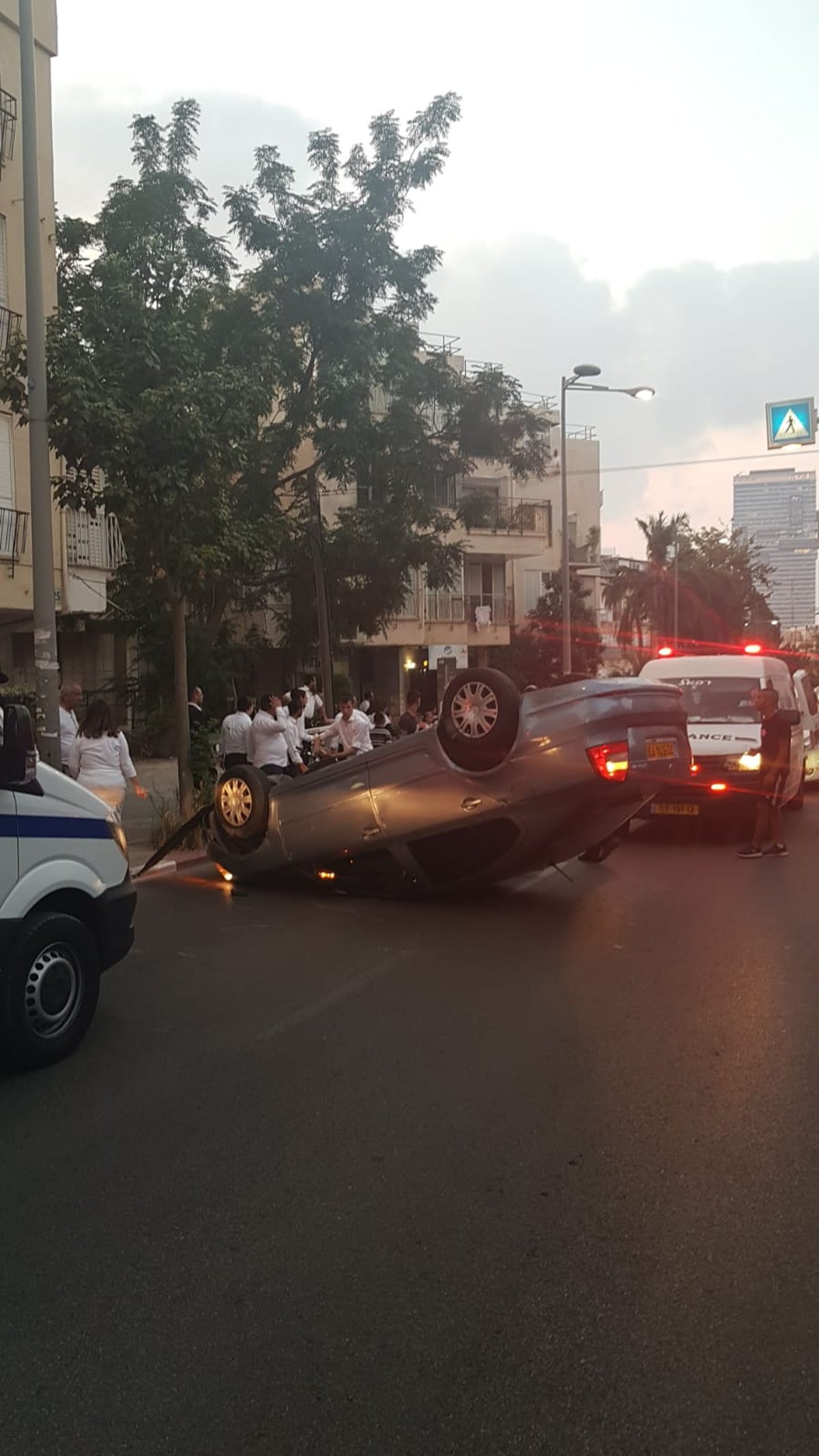 נס: נהג התהפך עם רכבו בבני ברק ונפצע קל בלבד