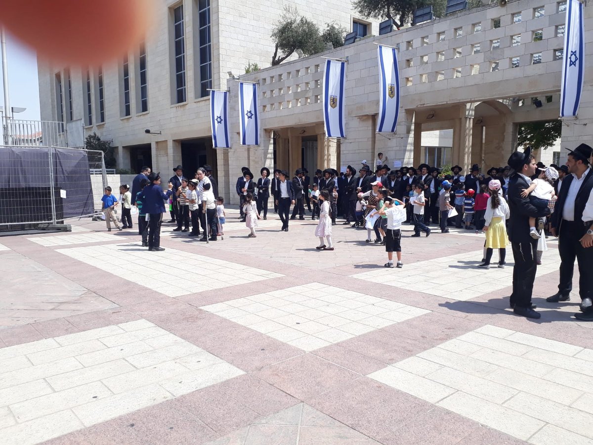 הילדים החרדים שנזרקו לרחוב הפגינו בספרא: "אין לנו מבנה"