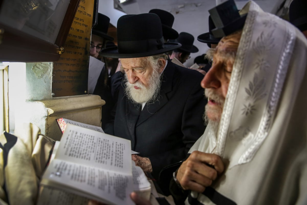 המונים במירון לתפילת ערב ראש חודש אלול