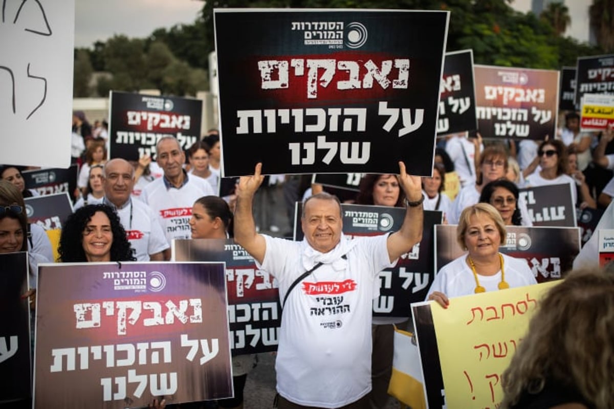 מורים מפגינים אתמול בתל אביב