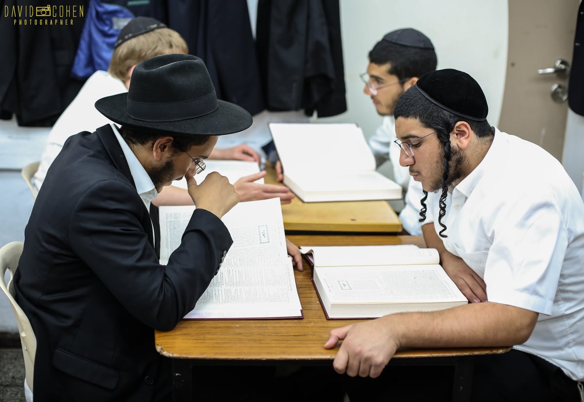 מעמד פתיחת הזמן בישיבת חב"ד בעיר צפת