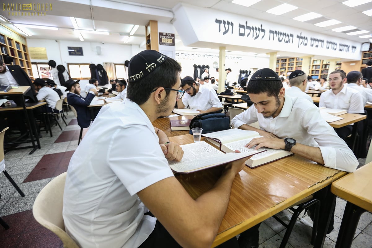 מעמד פתיחת הזמן בישיבת חב"ד בעיר צפת