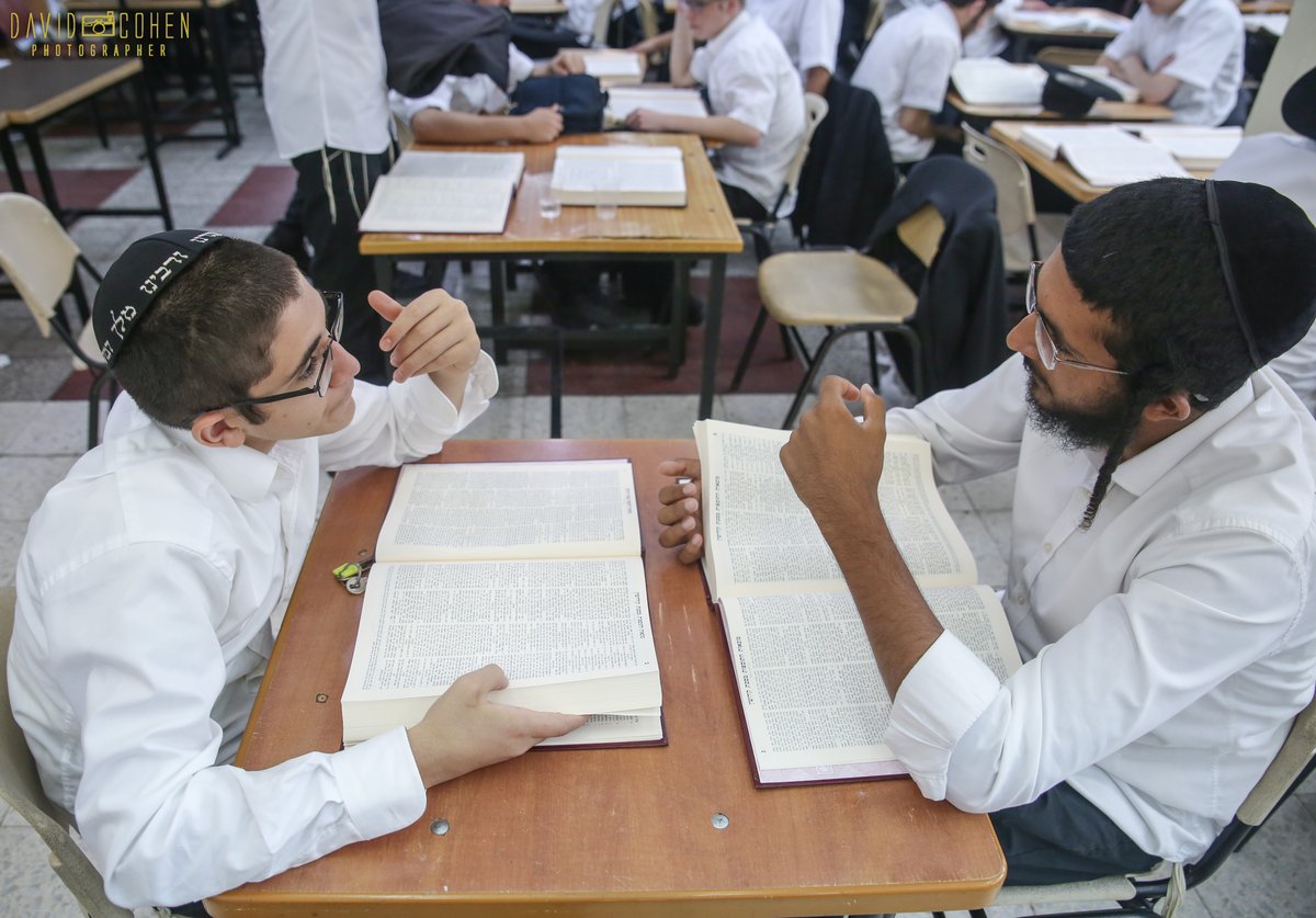 מעמד פתיחת הזמן בישיבת חב"ד בעיר צפת