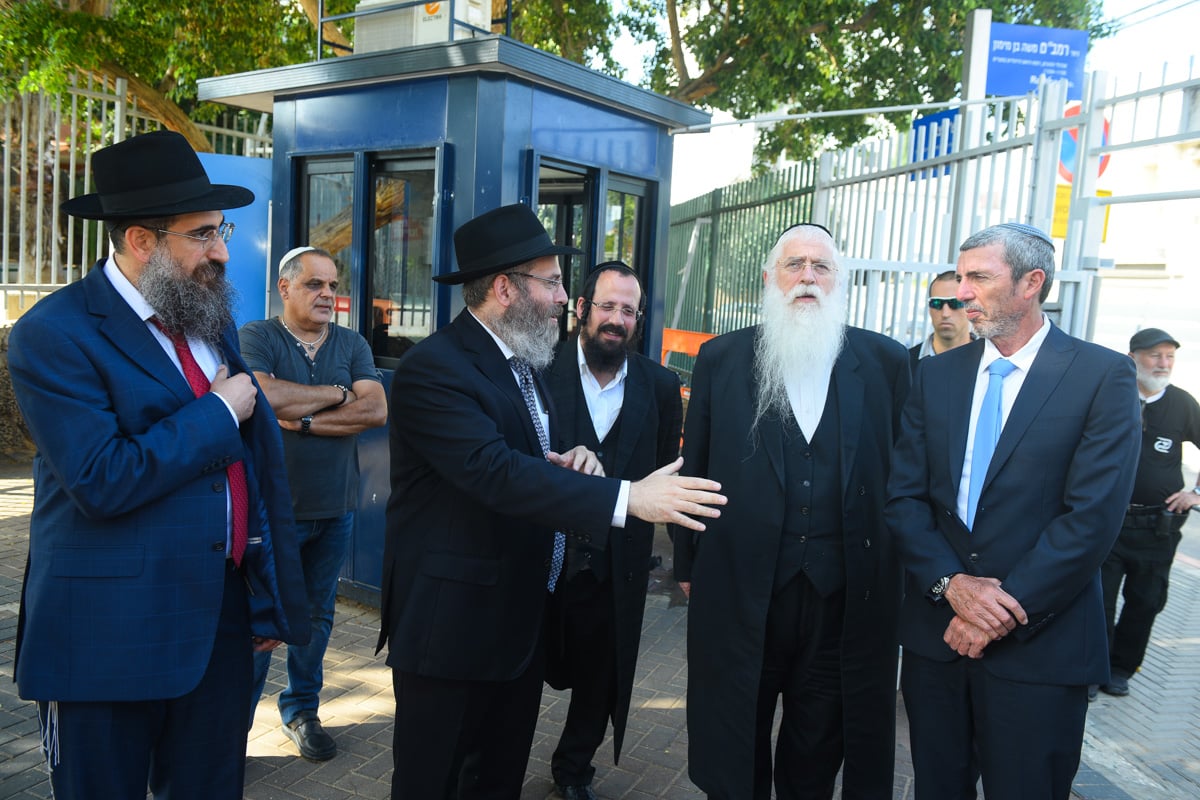 ילד שעלה מאיראן ולומד בחב"ד נפגש עם פרוש ופרץ