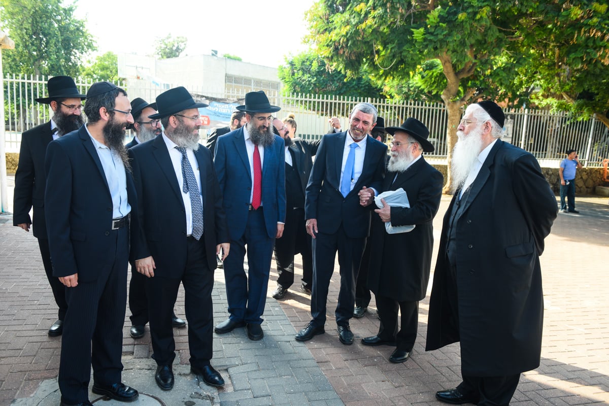 ילד שעלה מאיראן ולומד בחב"ד נפגש עם פרוש ופרץ