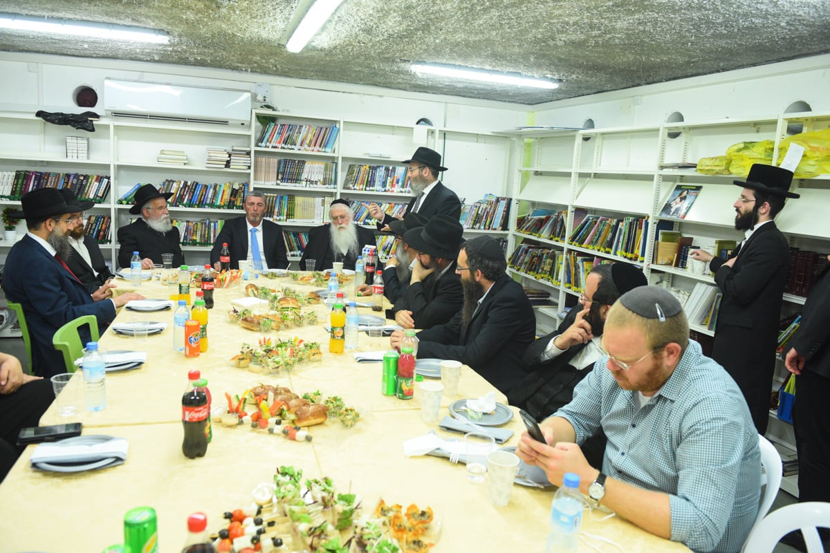 ילד שעלה מאיראן ולומד בחב"ד נפגש עם פרוש ופרץ