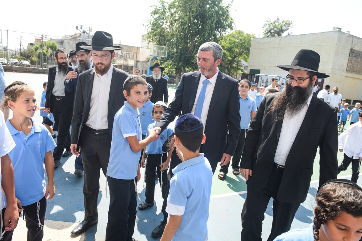 ילד שעלה מאיראן ולומד בחב"ד נפגש עם פרוש ופרץ