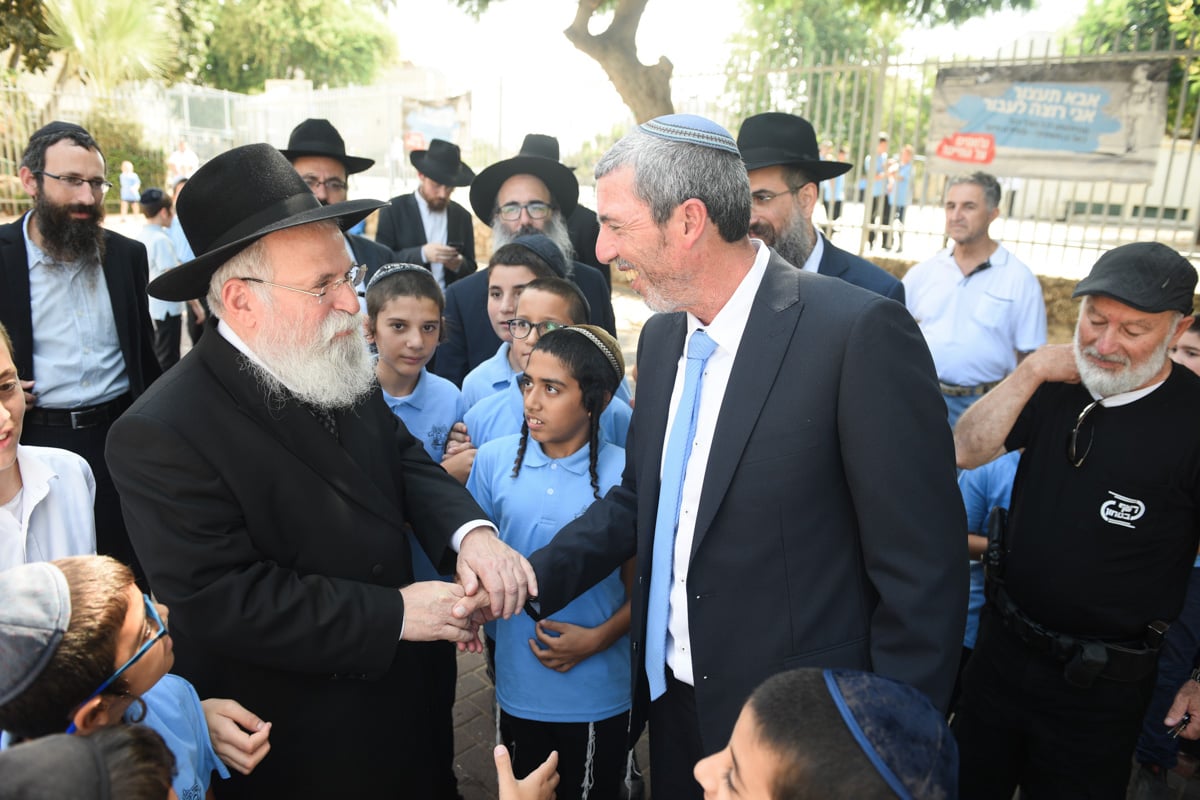 ילד שעלה מאיראן ולומד בחב"ד נפגש עם פרוש ופרץ