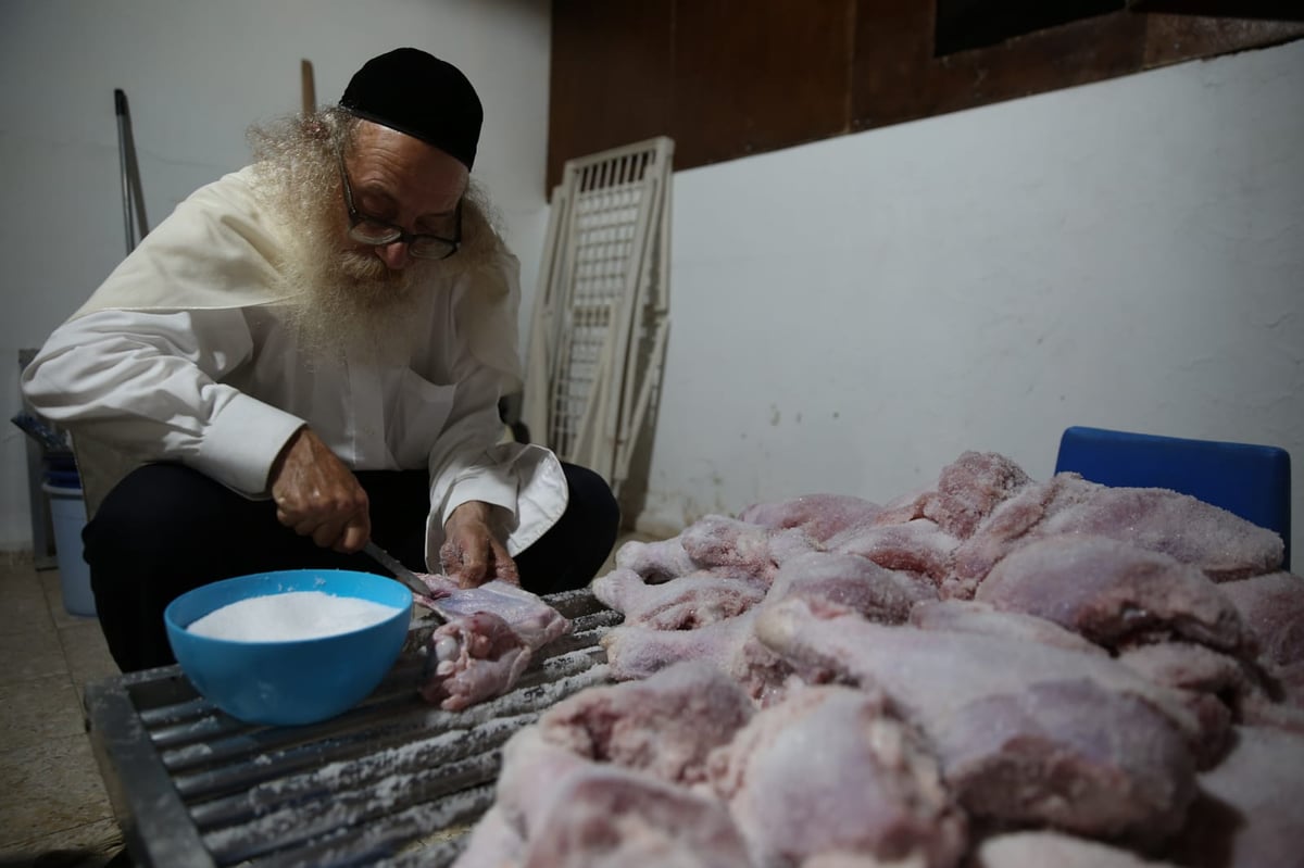 צפו: הירושלמי המבוגר מולח את העופות