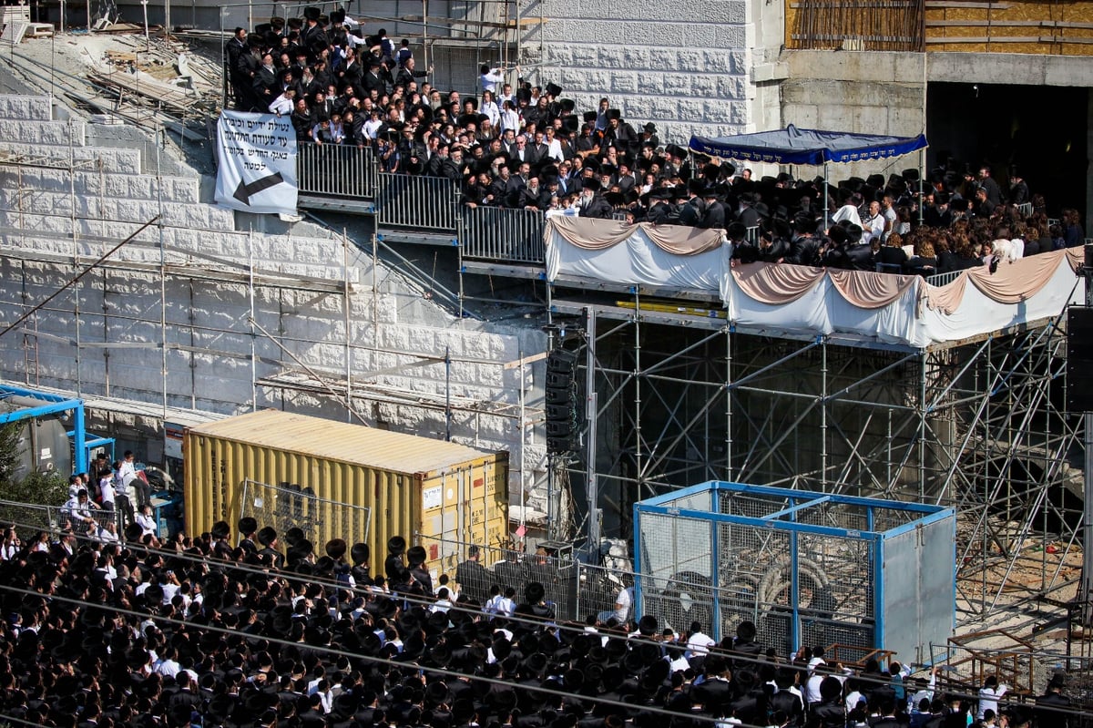 אלפי חסידים בחופת נכד האדמו"ר מגור. צפו