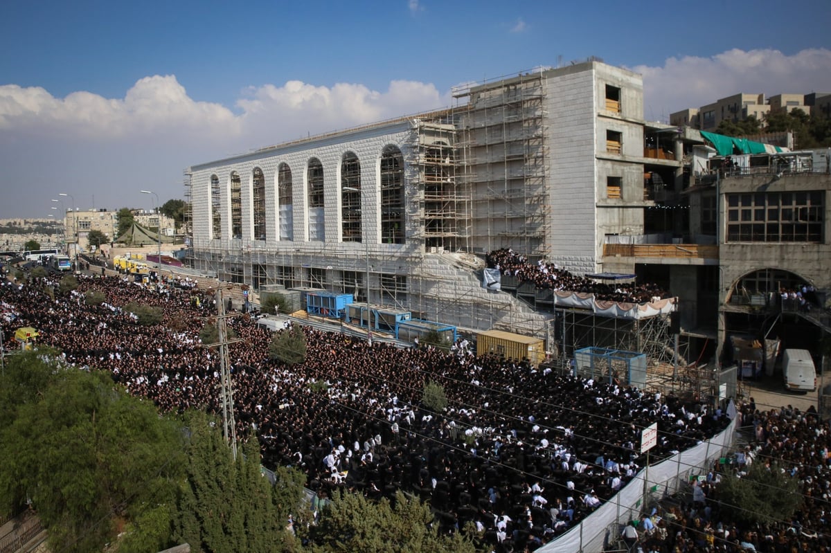 אלפי חסידים בחופת נכד האדמו"ר מגור. צפו