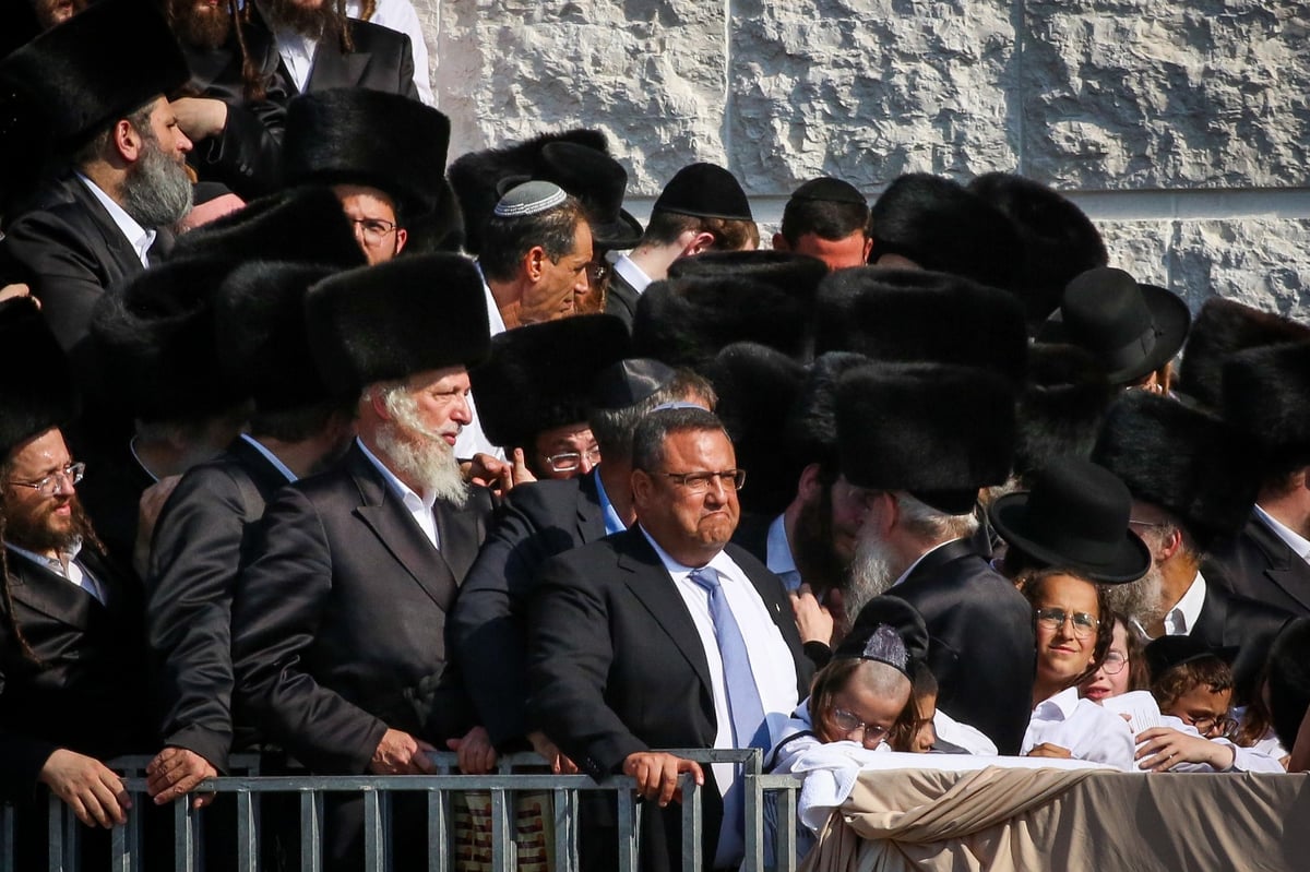 אלפי חסידים בחופת נכד האדמו"ר מגור. צפו