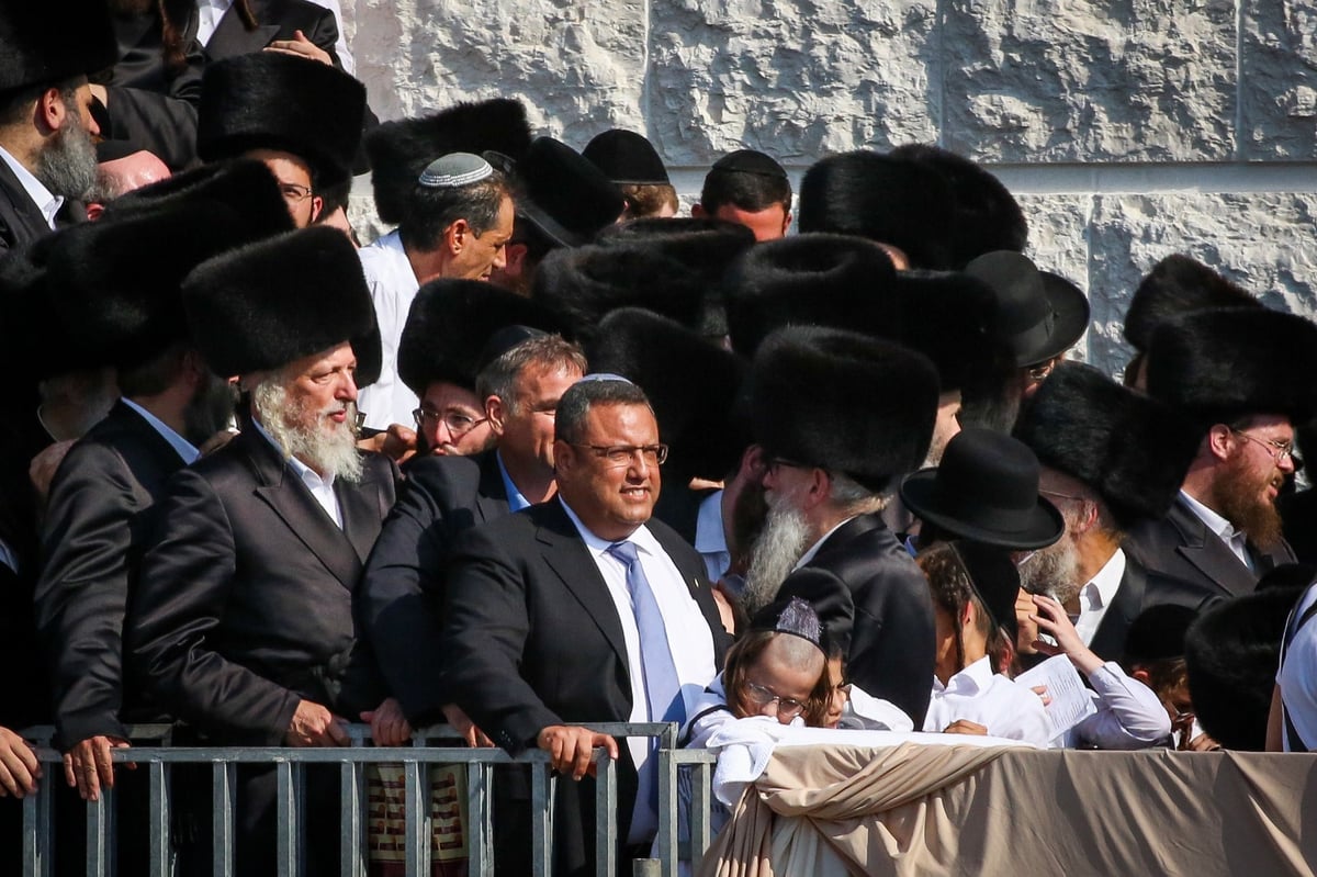 אלפי חסידים בחופת נכד האדמו"ר מגור. צפו