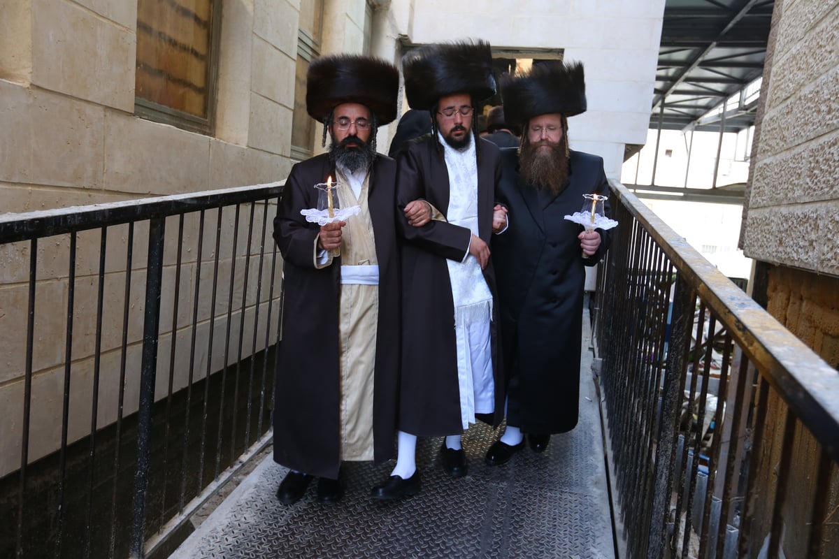 האדמו"ר מלעלוב הקפיץ את חסידיו בחתונת נכדו