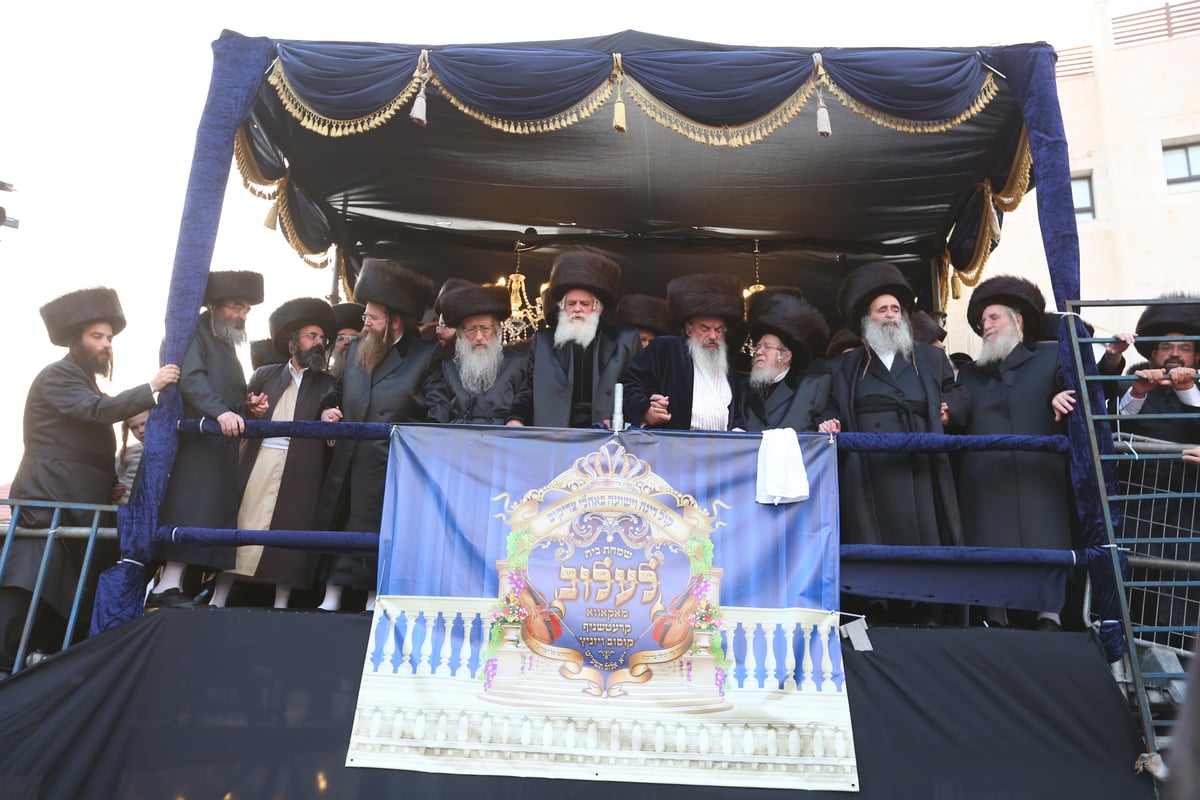 האדמו"ר מלעלוב הקפיץ את חסידיו בחתונת נכדו