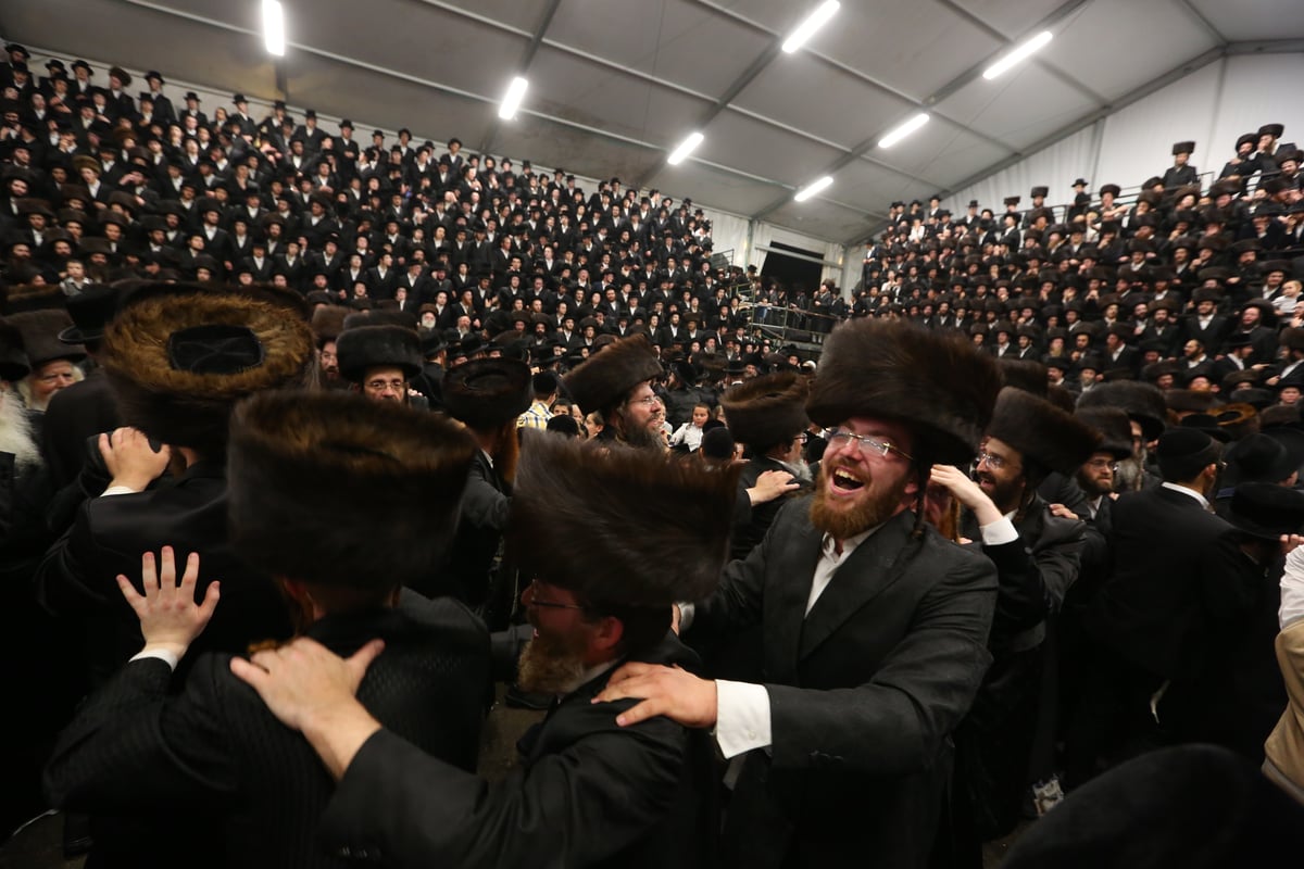 האדמו"ר מלעלוב הקפיץ את חסידיו בחתונת נכדו