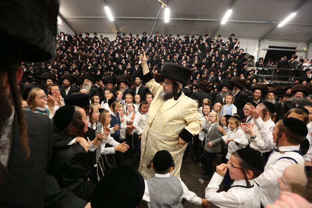 האדמו"ר מלעלוב הקפיץ את חסידיו בחתונת נכדו