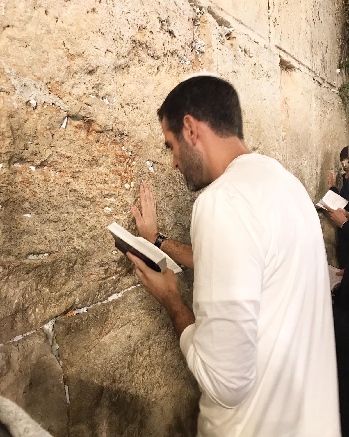 לאחר החתונה: השחקן התפלל בכותל. צפו