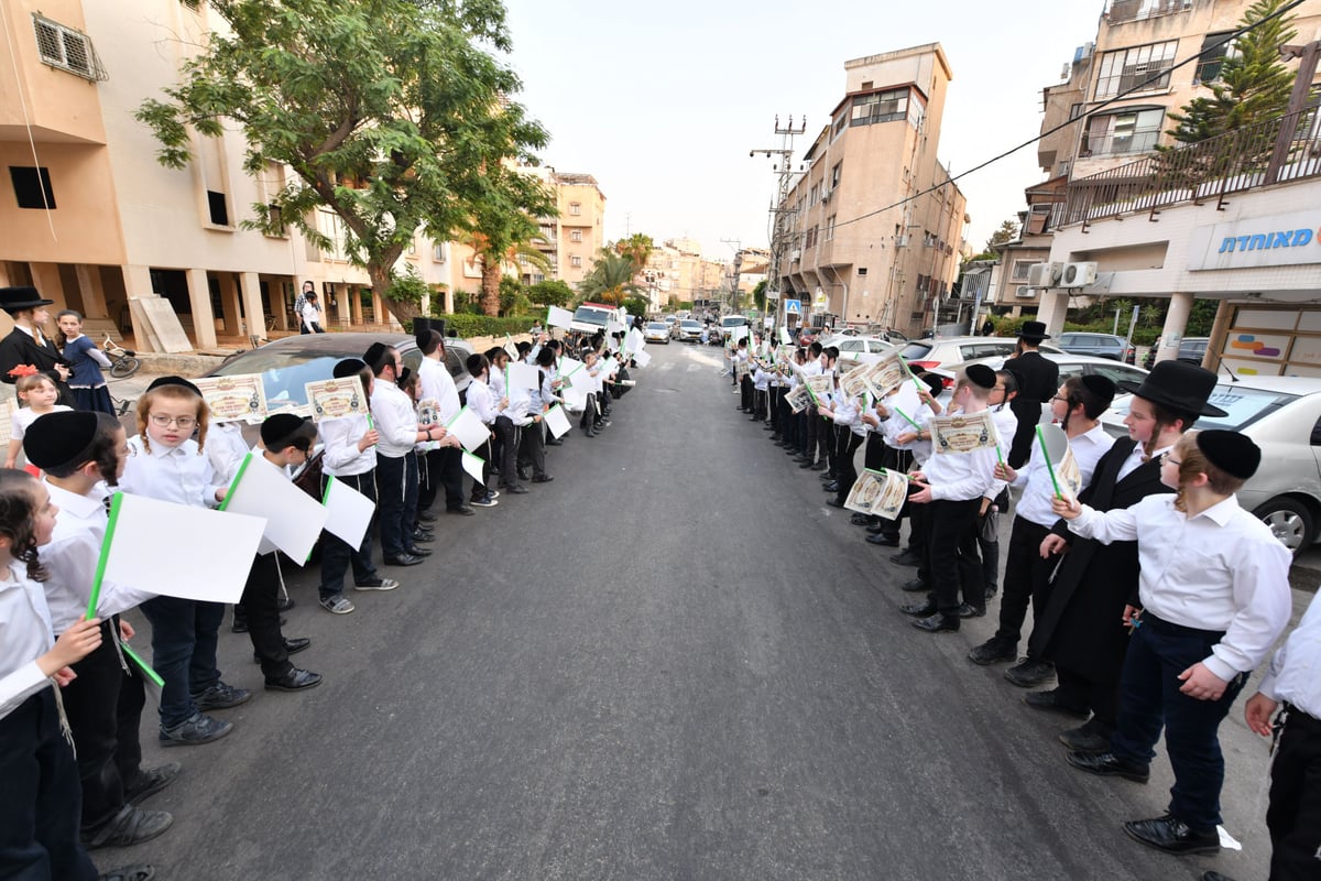 בסערט ויז'ניץ ערכו מעמד הכנסת ספר תורה